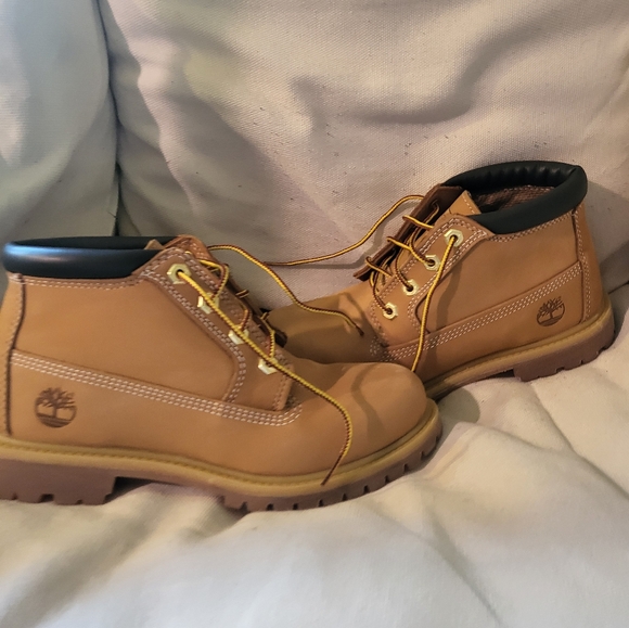 Woman's Timberland Nellie waterproof boots size 8 - Picture 2 of 4